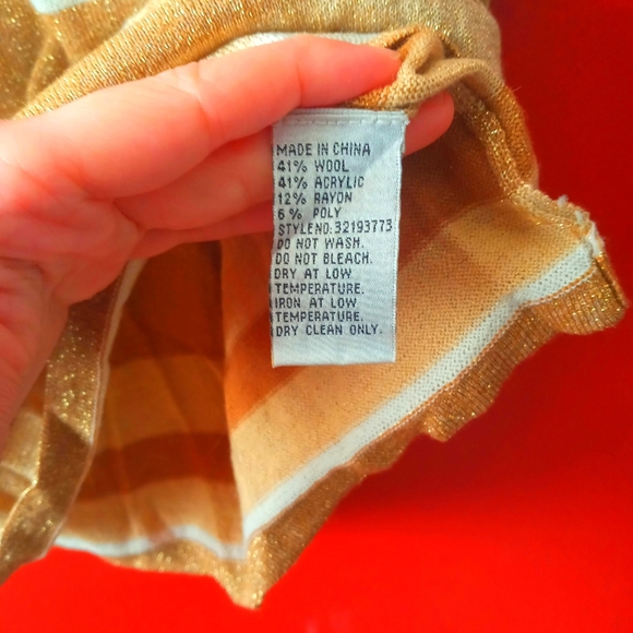 Nygard Collection Glittery Gold Top Sz Medium - Picture 4 of 6